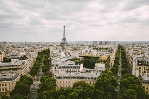 Vue aérienne de Paris avec la tour Eiffel, soulignant la présence locale de MC PRO pour le nettoyage professionnel.