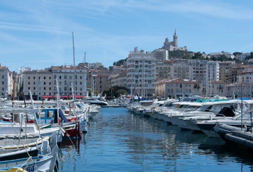 Vue du Vieux-Port de Marseille, représentant la proximité de MC PRO, entreprise de nettoyage locale.