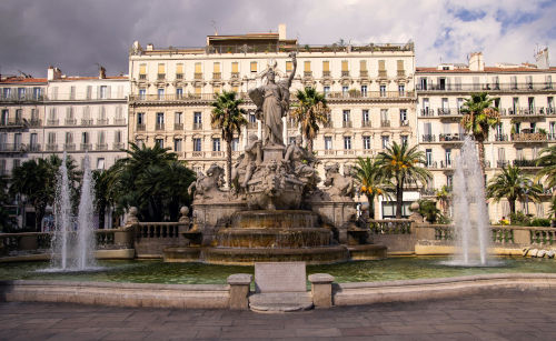 Vue de la place de la Liberté à Toulon, représentant l’engagement local de MC PRO, entreprise de nettoyage.