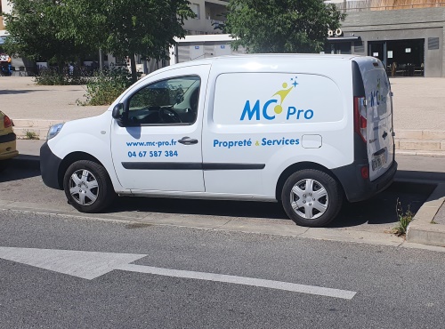 Véhicule de service MC PRO à Montpellier, utilisé pour les interventions de nettoyage professionnel.